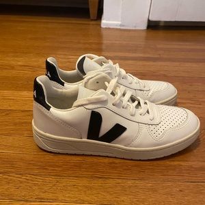 Veja Sneakers Women’s 6 EUC